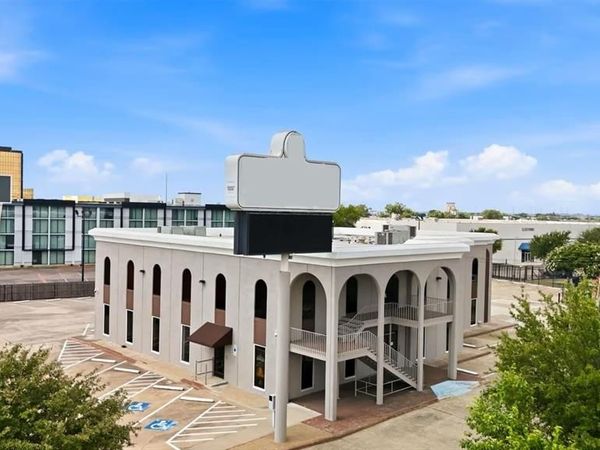 8855 N Stemmons Freeway , Dallas, TX 75247