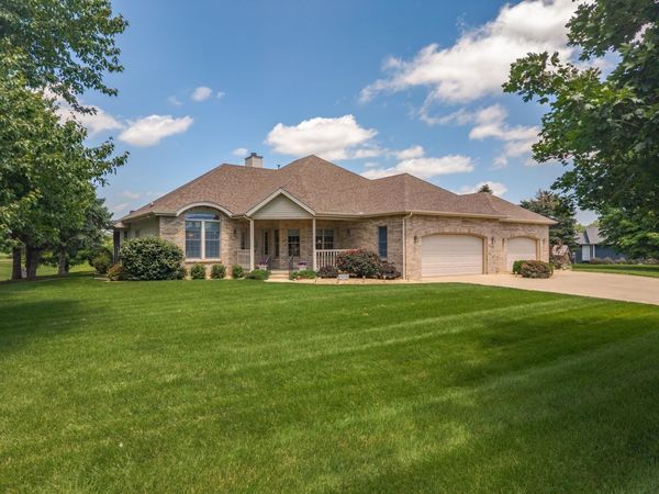 581 Fairway Drive, El Paso, IL 61738