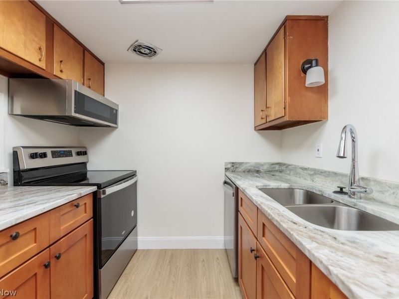 7020 Carriage Hill Drive, Unit 202, Brecksville, OH 44141 Photo 12