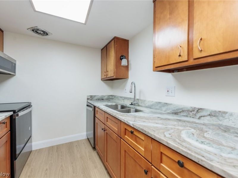 7020 Carriage Hill Drive, Unit 202, Brecksville, OH 44141 Photo 14