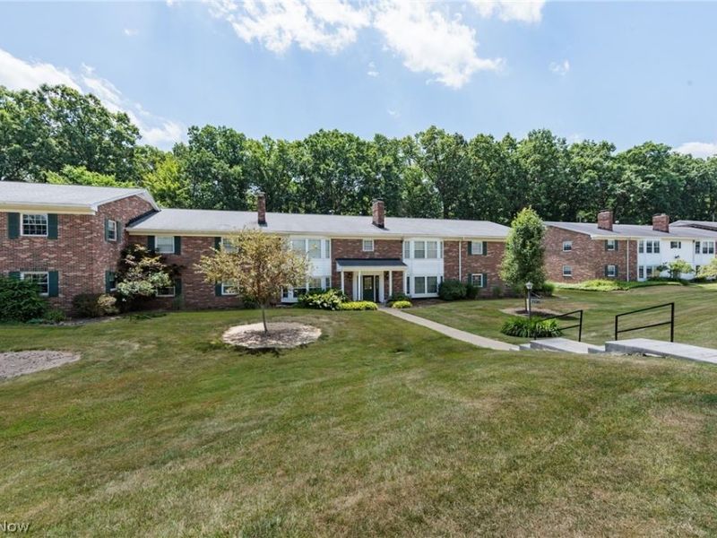 7020 Carriage Hill Drive, Unit 202, Brecksville, OH 44141 Photo 2