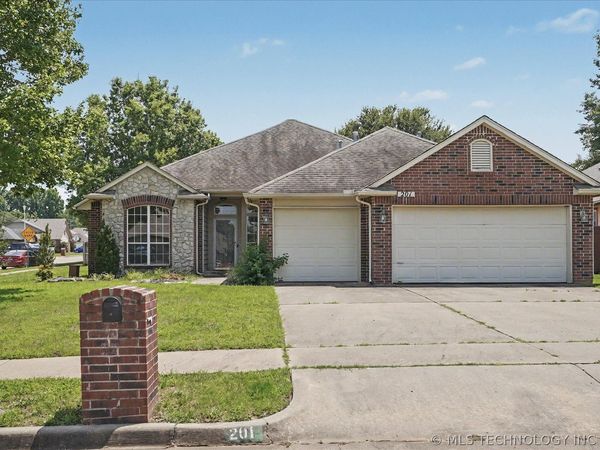 201 W Charleston Place , Broken Arrow, OK 74011