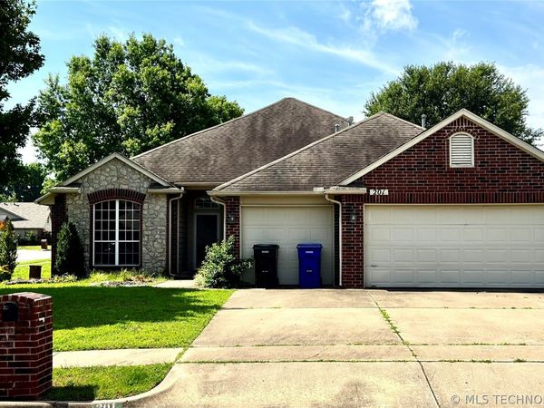 201 W Charleston Place , Broken Arrow, OK 74011