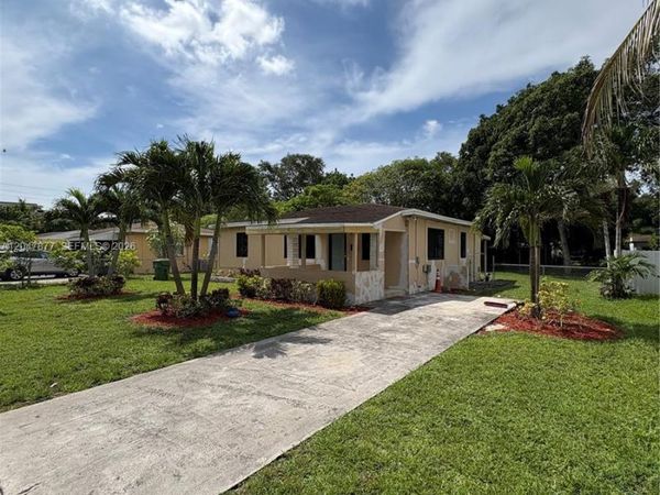 650 NE 137th St , North Miami, FL 33161