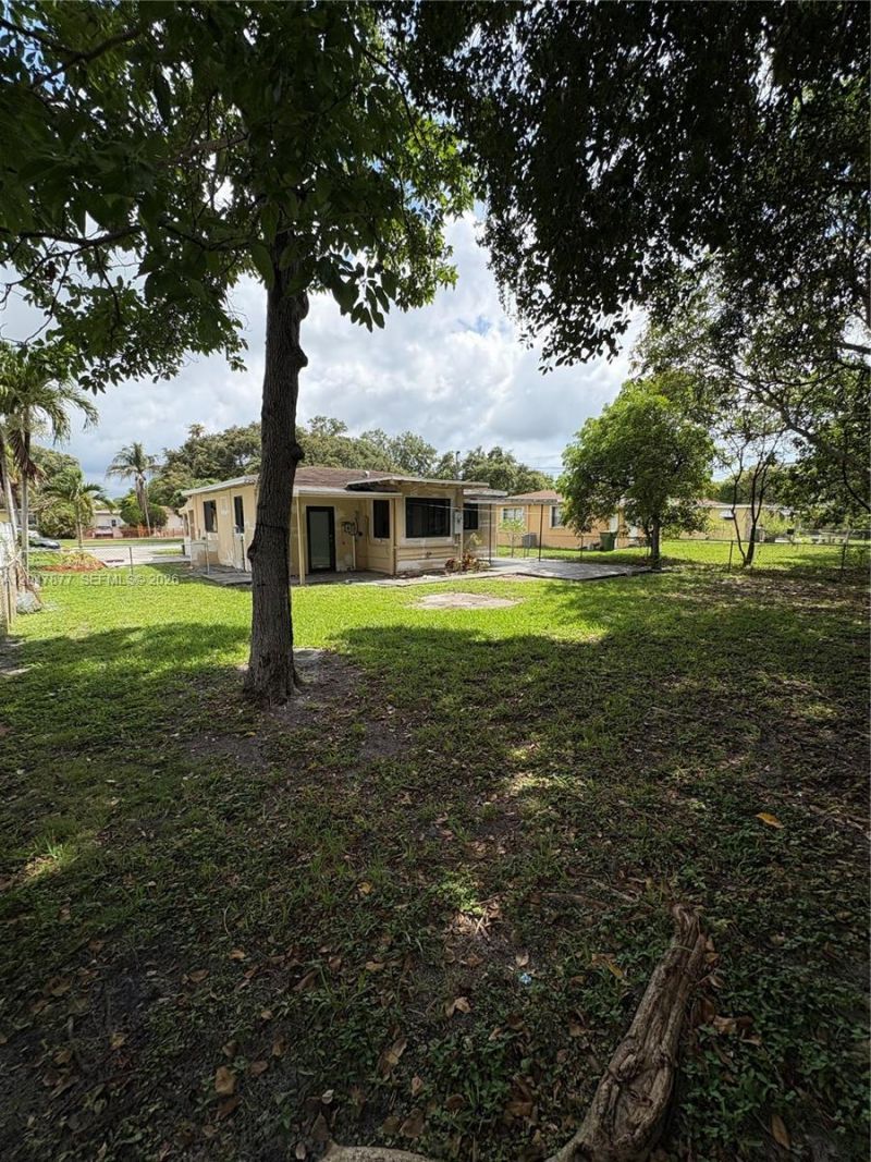 650 NE 137th St , North Miami, FL 33161 Photo