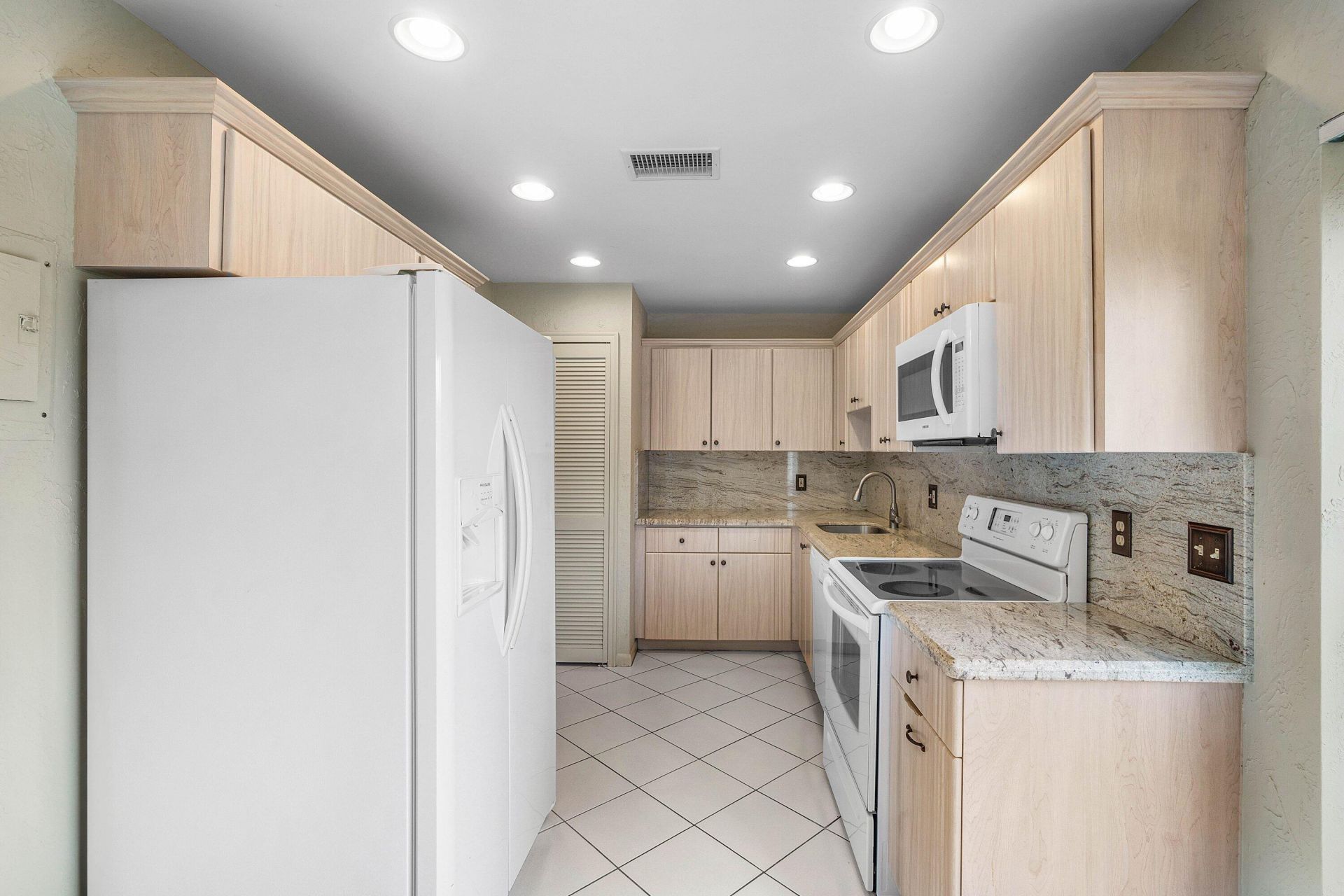 3 Stratford Drive E, Unit G, Boynton Beach, FL 33436 Photo