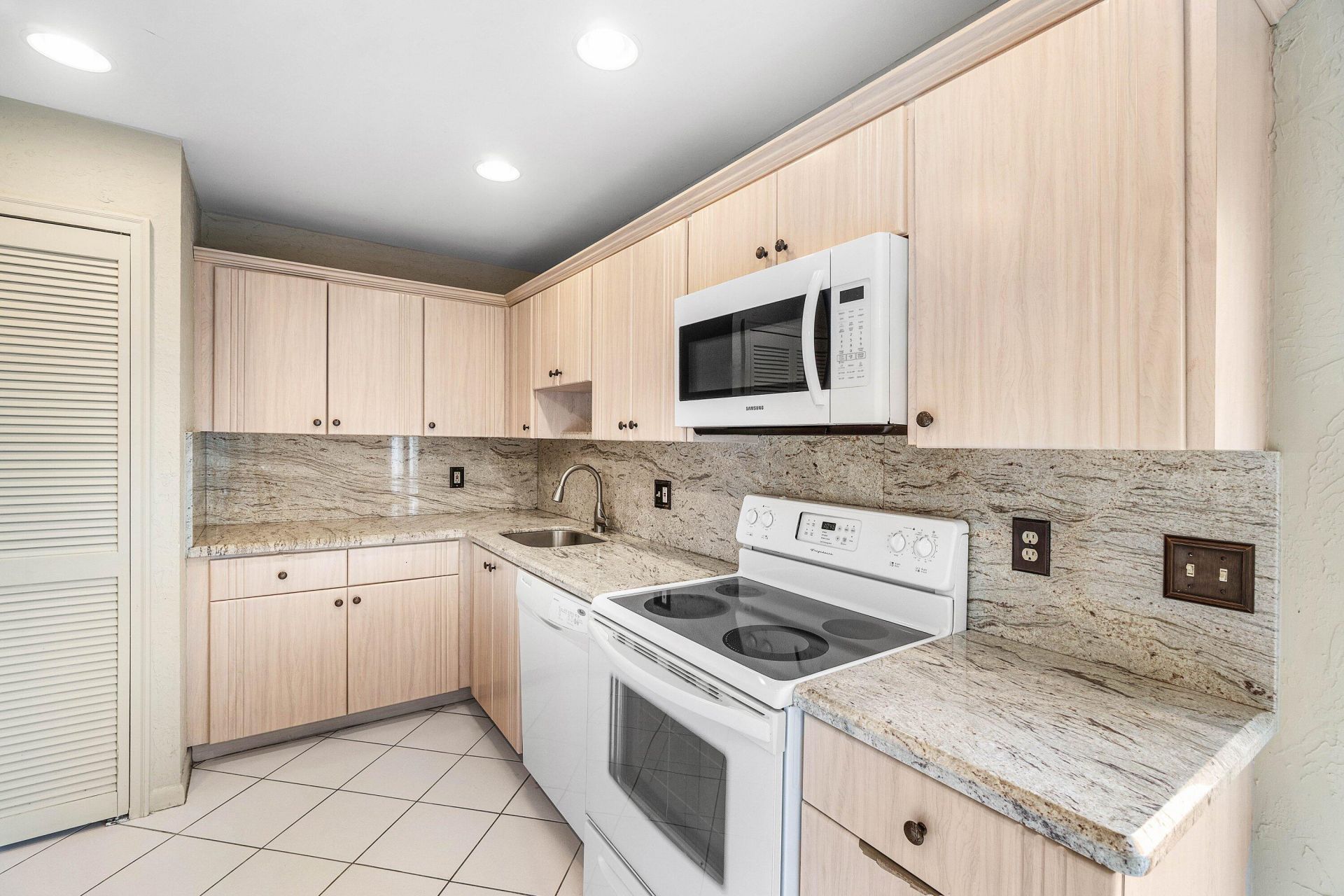 3 Stratford Drive E, Unit G, Boynton Beach, FL 33436 Photo