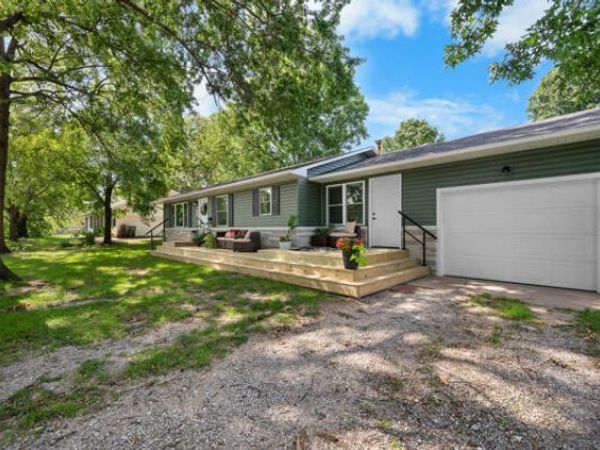 633 E Division Street , Bolivar, MO 65613
