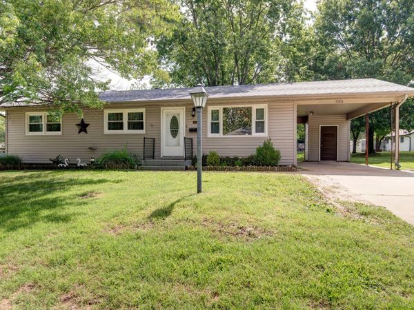 1520 S Carnation Drive , Aurora, MO 65605