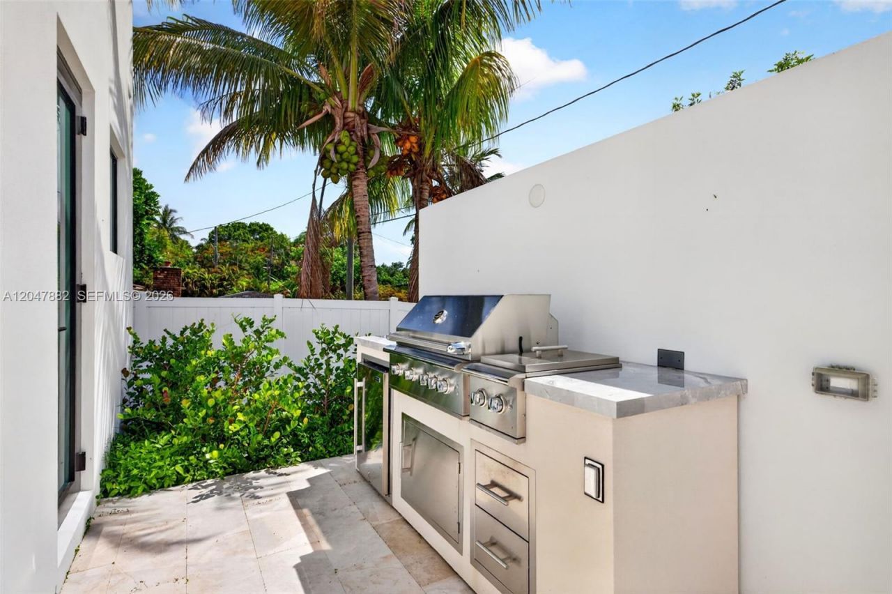 2015 NE 4th Ave, Wilton Manors, FL 33305 Photo