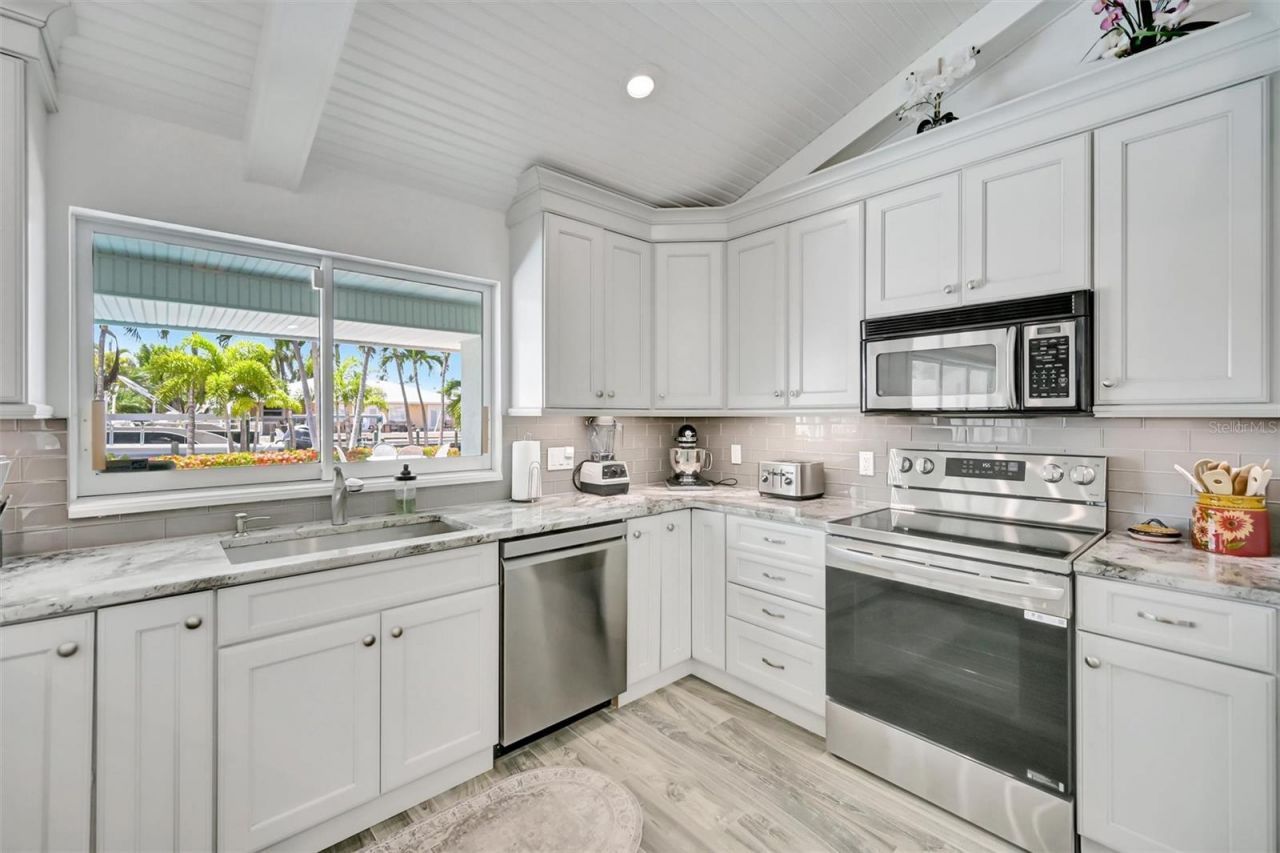 514 Key Royale Drive, Bradenton Beach, FL 34217 Photo