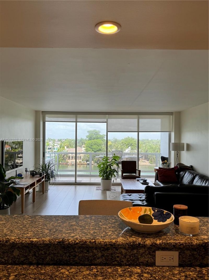 5700 Collins Ave , Unit 6J, Miami Beach, FL 33140 Photo