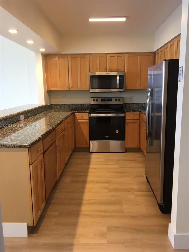 5700 Collins Ave , Unit 6J, Miami Beach, FL 33140 Photo