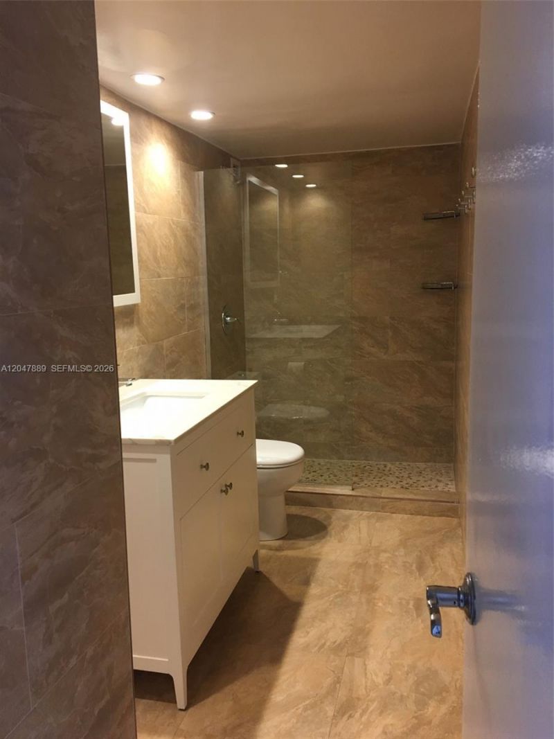 5700 Collins Ave , Unit 6J, Miami Beach, FL 33140 Photo