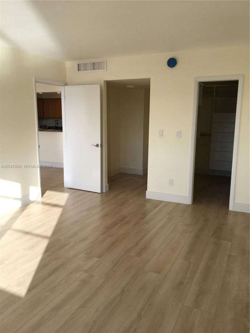5700 Collins Ave , Unit 6J, Miami Beach, FL 33140 Photo