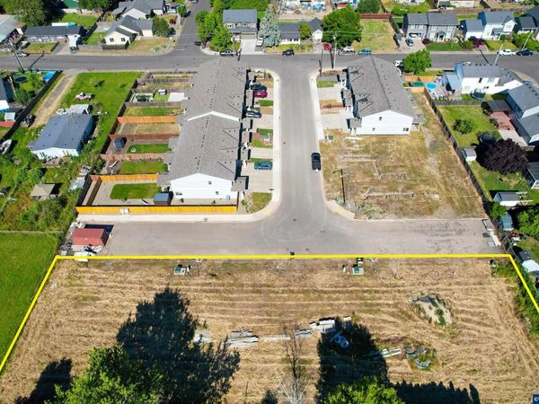 700-790 Monarch Wy, Harrisburg, OR 97446