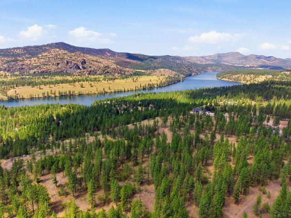 21609 W South Bank Rd, Nine Mile Falls, WA 99026