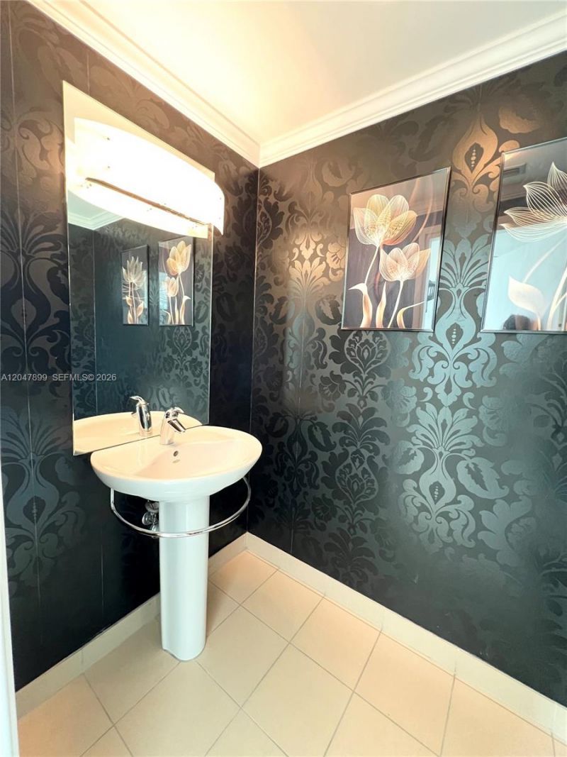300 S Biscayne Blvd , Unit L-814, Miami, FL 33131 Photo