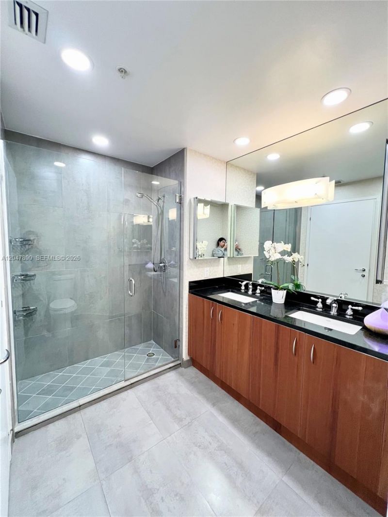 300 S Biscayne Blvd , Unit L-814, Miami, FL 33131 Photo