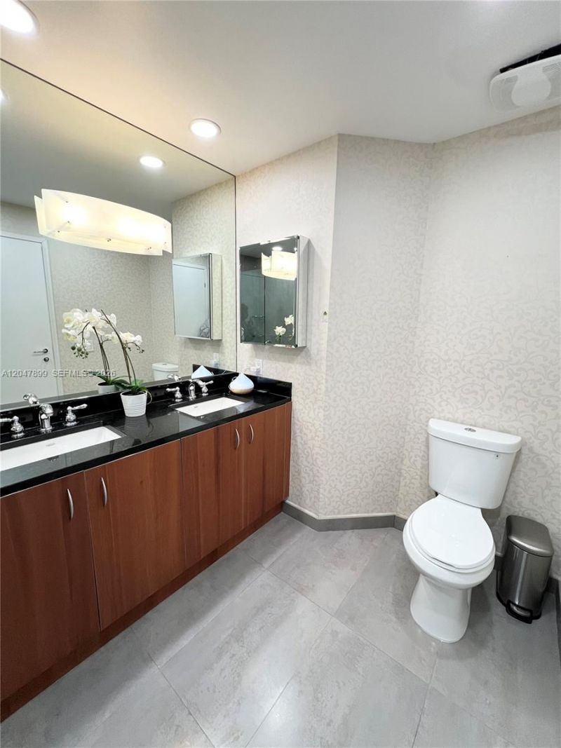 300 S Biscayne Blvd , Unit L-814, Miami, FL 33131 Photo
