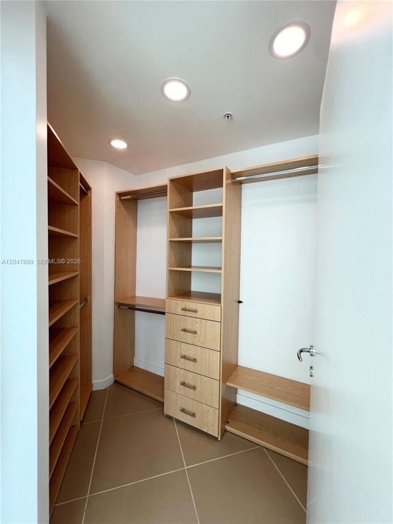 300 S Biscayne Blvd , Unit L-814, Miami, FL 33131 Photo