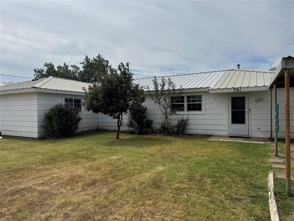701 NE 3rd Street , Knox City, TX 79529
