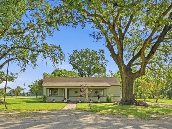 101 Bowie Street , Martindale, TX 78655