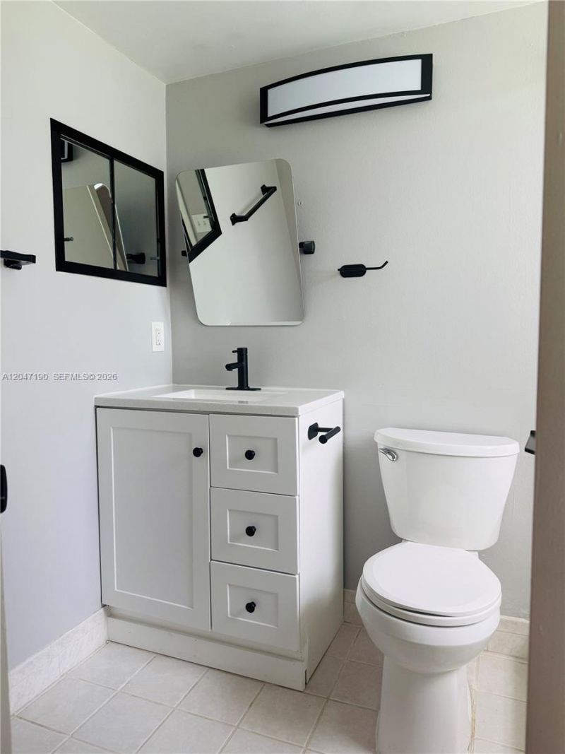 21 Windsor B , Unit b, West Palm Beach, FL 33417 Photo
