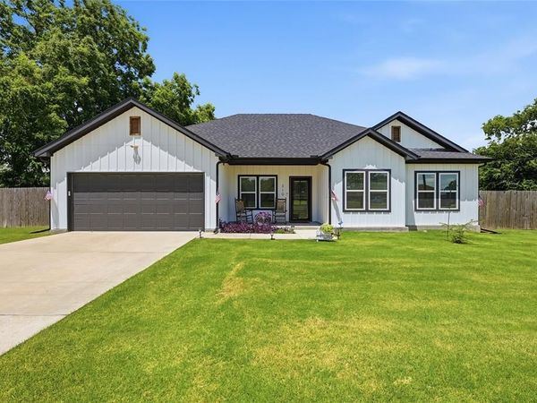 310 N Water Street , Savoy, TX 75479