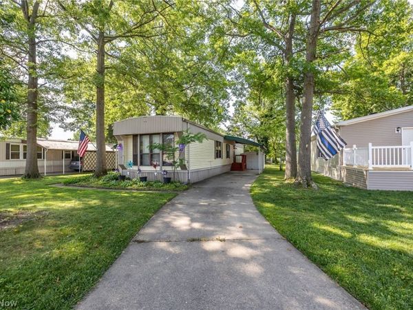 43 Parkway Drive , Olmsted Twp, OH 44138