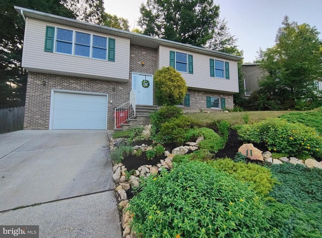 11 INDEPENDENCE DRIVE , MOUNT HOLLY SPRINGS, PA 17065