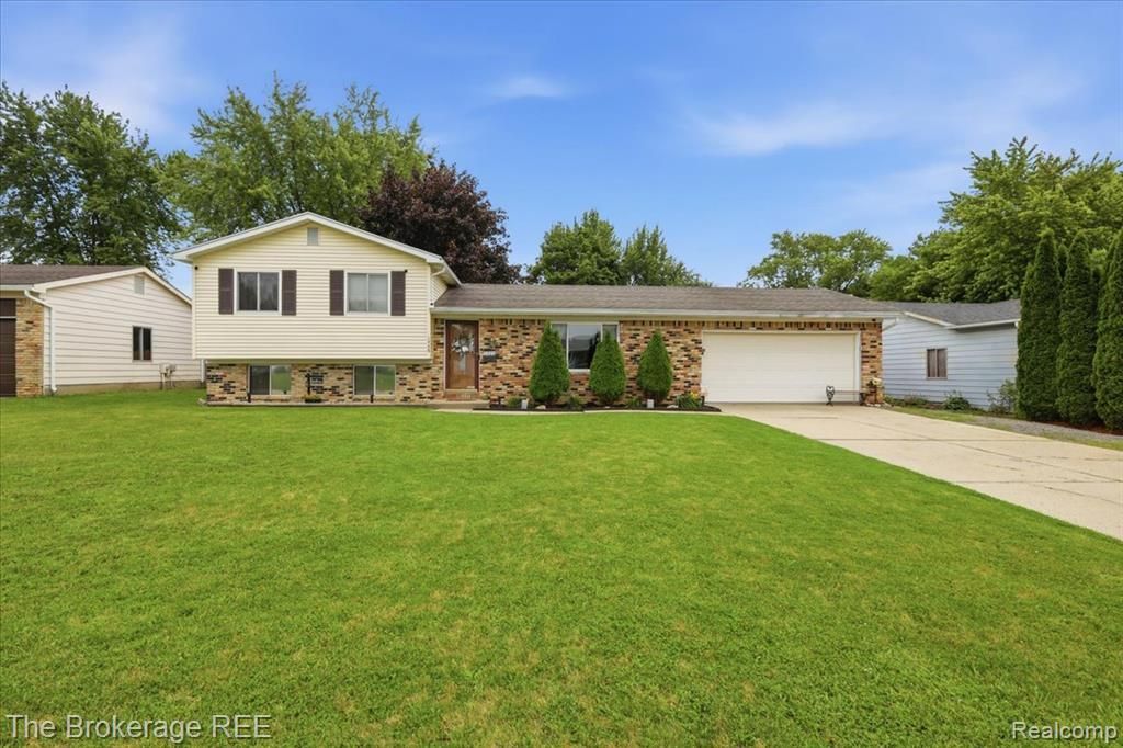 1448 Greenview Drive, Grand Blanc, MI 48439 Main Photo