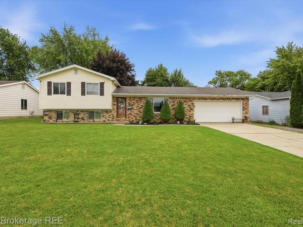 1448 Greenview Drive, Grand Blanc, MI 48439