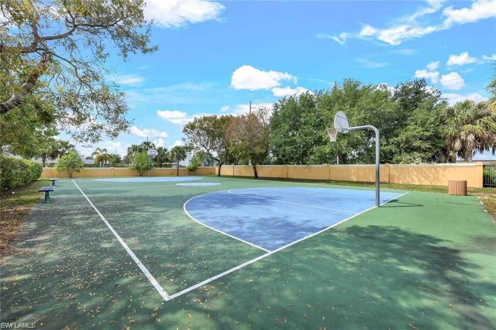 7689 Bristol Cir, Naples, FL 34120 Photo