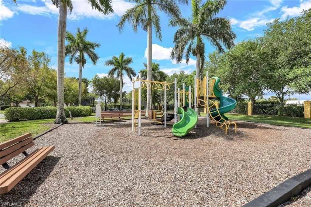 7689 Bristol Cir, Naples, FL 34120 Photo