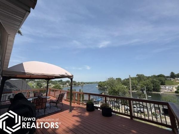 2161 S Lakeshore Drive, Brooklyn, IA 52211