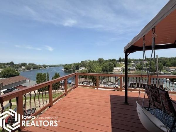 2161 S Lakeshore Drive, Brooklyn, IA 52211