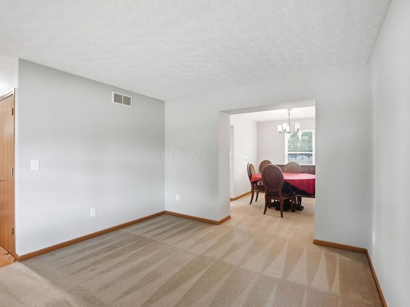 4477 Knoll Crest Drive, Grove City, OH 43123 Photo 7