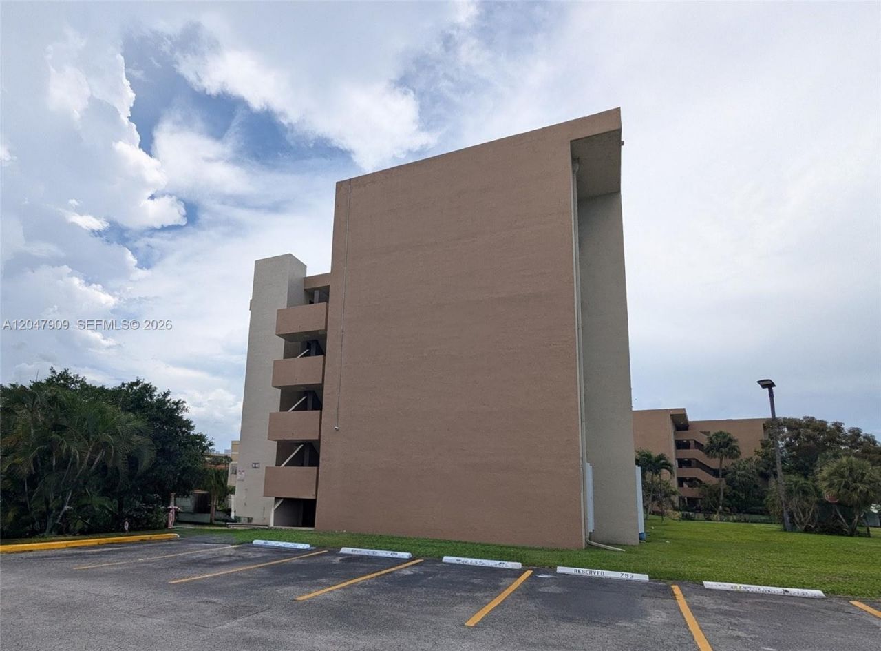 9140 Fontainebleau Blvd , Unit 504, Miami, FL 33172 Photo