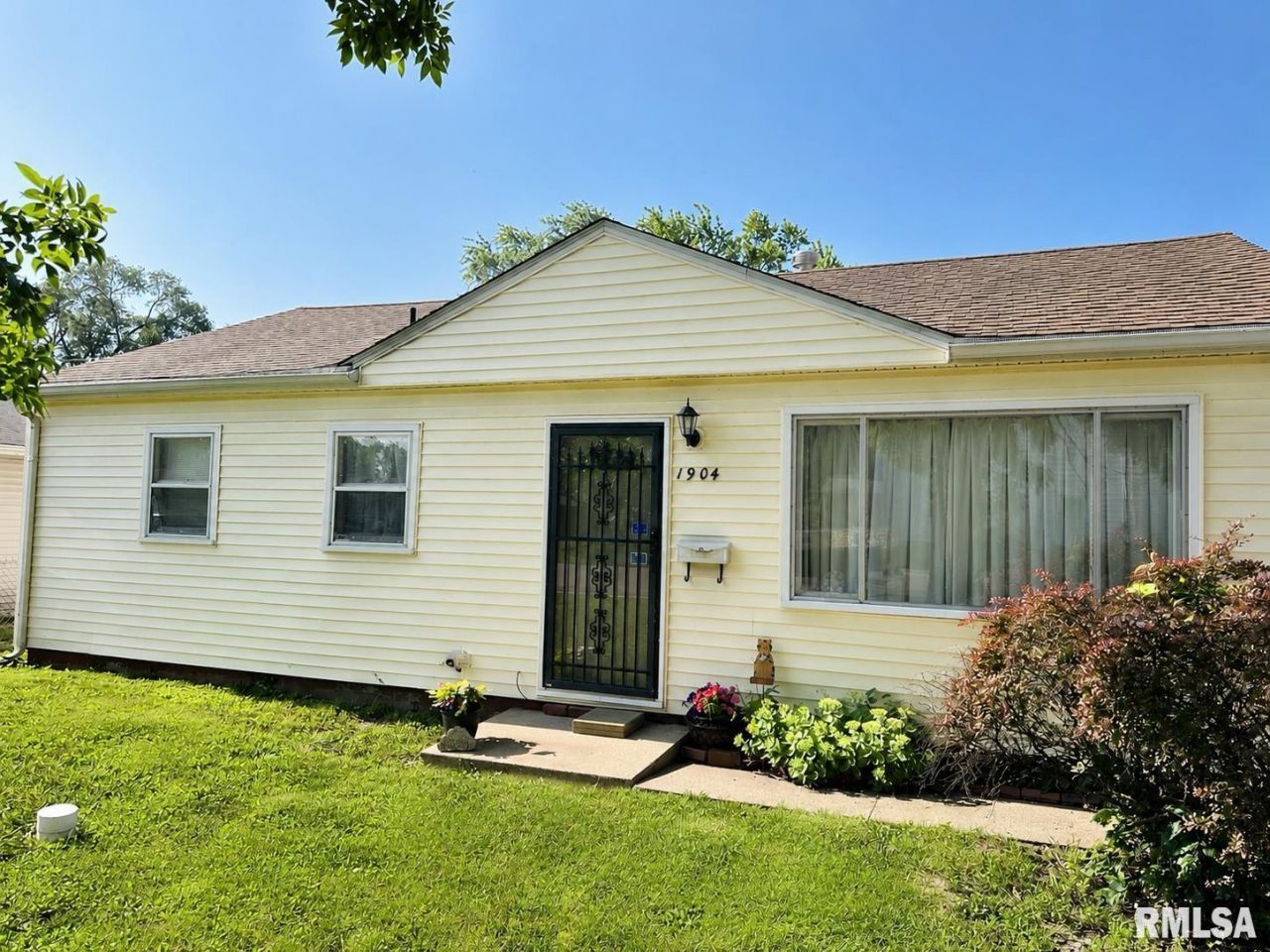 1904 Black Avenue, Springfield, IL 62702 Main Photo