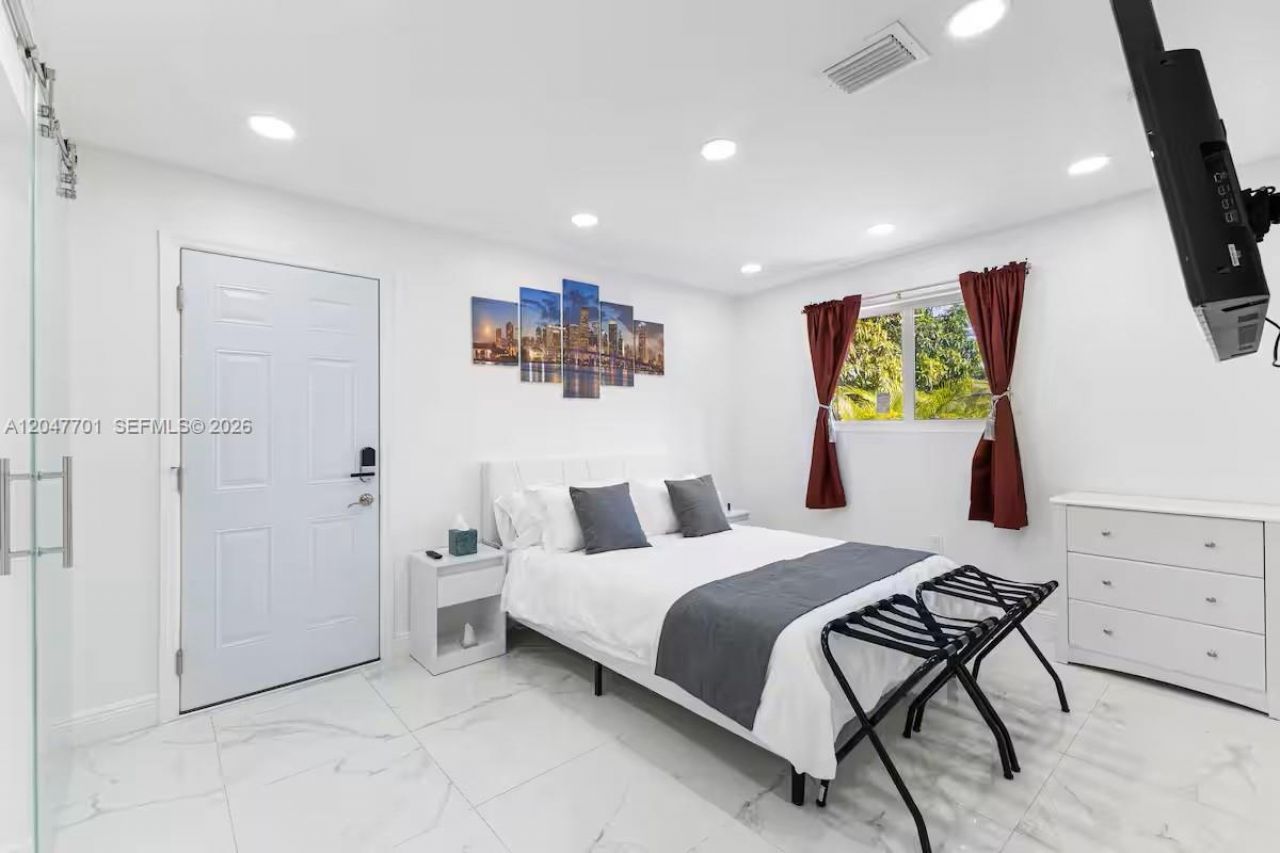 1240 NE 159th St , North Miami Beach, FL 33162 Photo