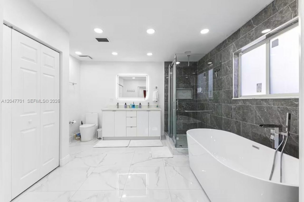 1240 NE 159th St , North Miami Beach, FL 33162 Photo