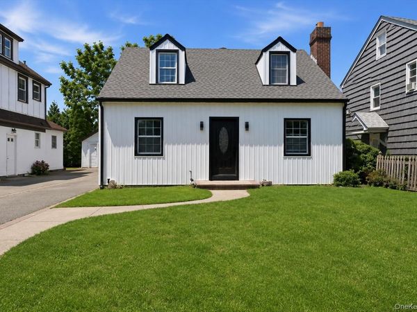 48 Flower Street , Hicksville, NY 11801