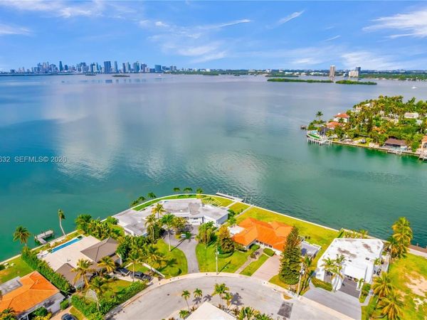 7500 W Treasure Dr , North Bay Village, FL 33141