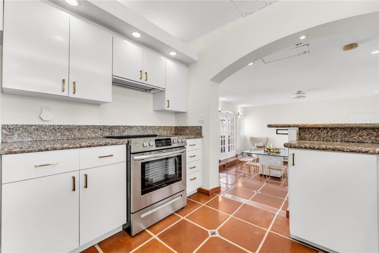 7500 W Treasure Dr , North Bay Village, FL 33141 Photo