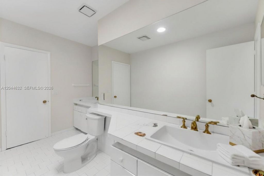 7500 W Treasure Dr , North Bay Village, FL 33141 Photo