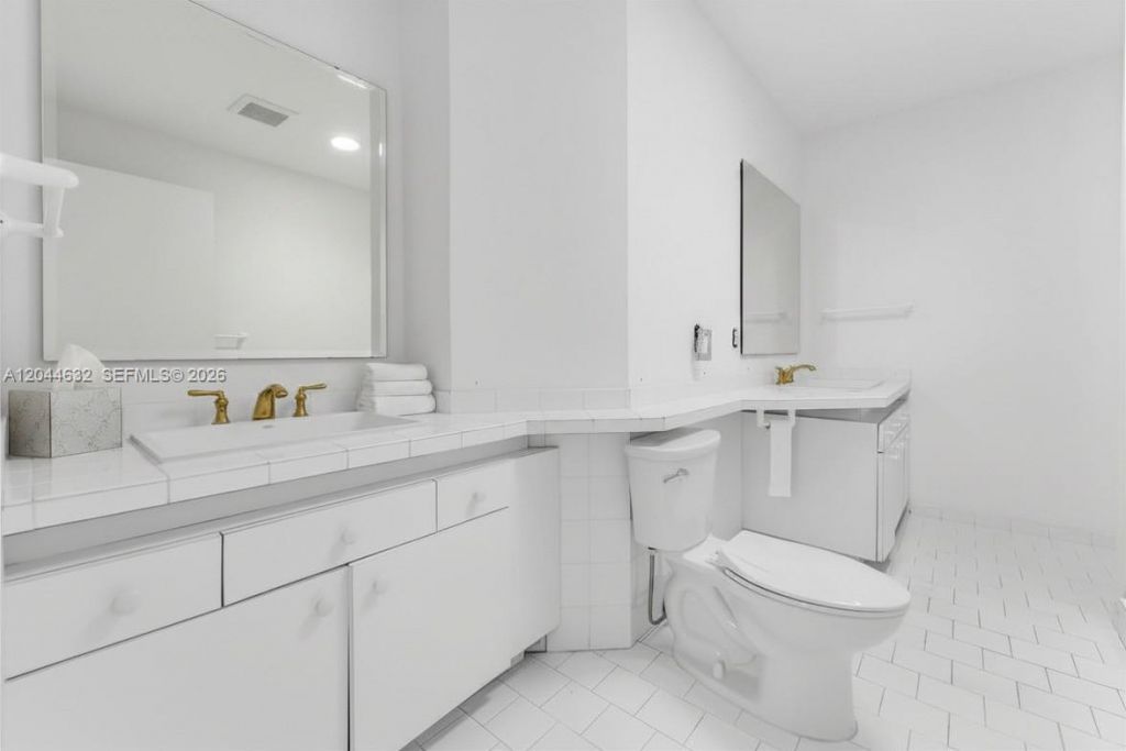 7500 W Treasure Dr , North Bay Village, FL 33141 Photo