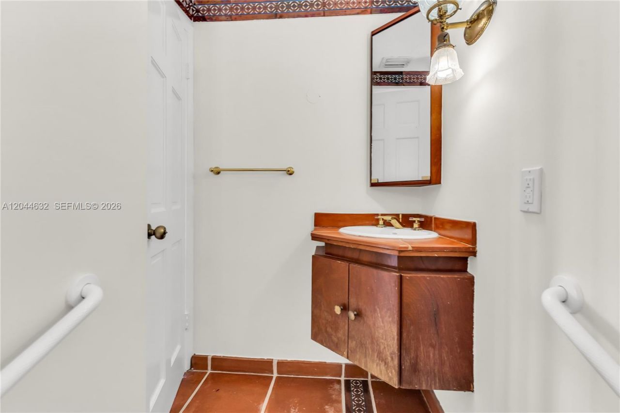 7500 W Treasure Dr , North Bay Village, FL 33141 Photo