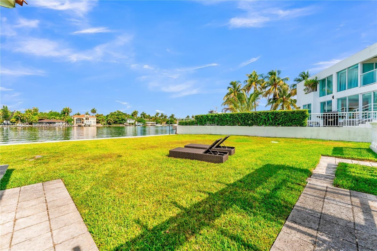 7500 W Treasure Dr , North Bay Village, FL 33141 Photo