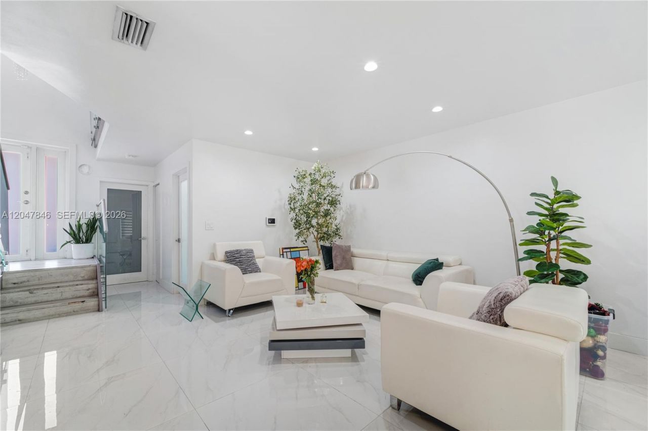 8668 NW 2nd Ter , Miami, FL 33126 Photo